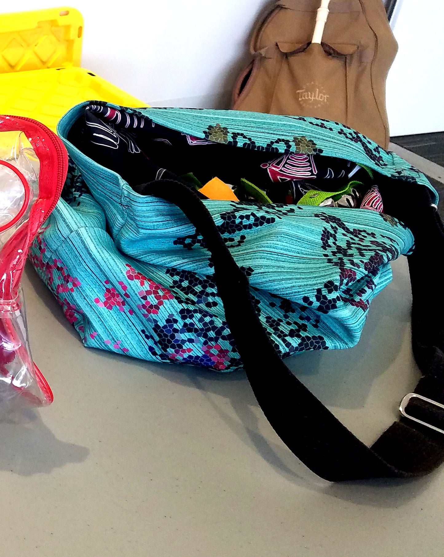 Sac coloré en bandoulière bleu aux couleurs assumées
