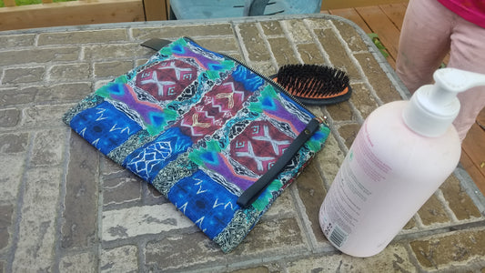 Trousse de maquillage avec fermeture aux couleurs électros inversées