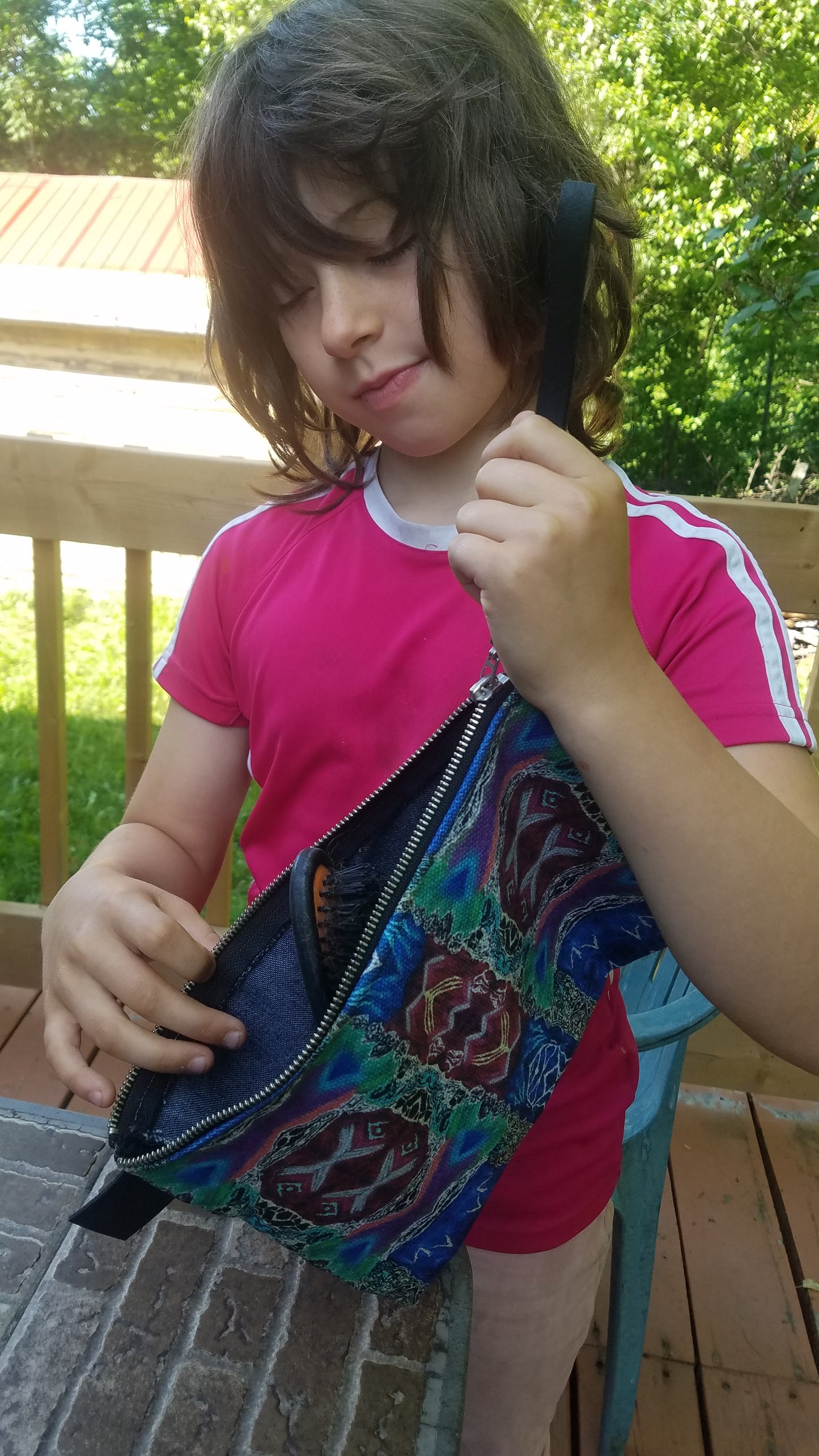 Trousse de maquillage avec fermeture aux couleurs électros inversées