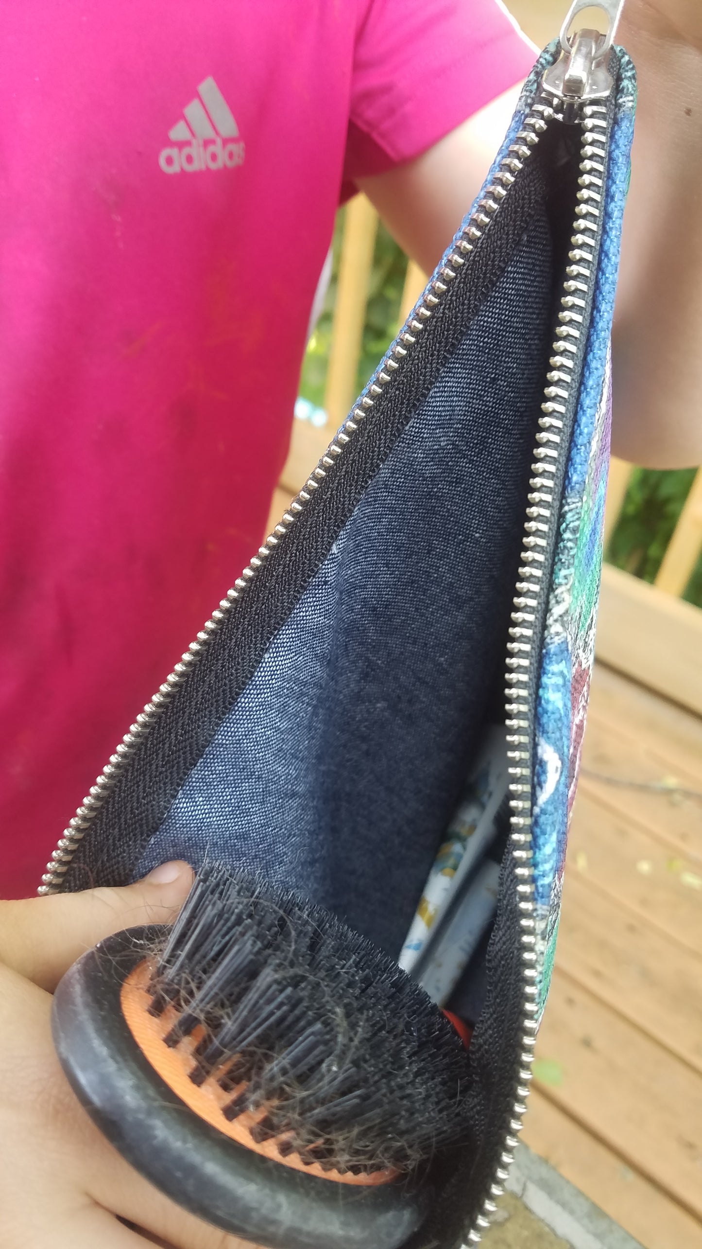 Trousse de maquillage avec fermeture aux couleurs électros inversées