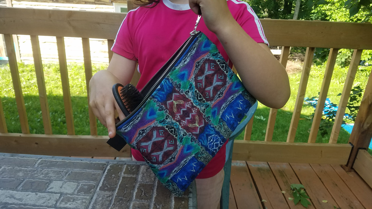 Trousse de maquillage avec fermeture aux couleurs électros inversées