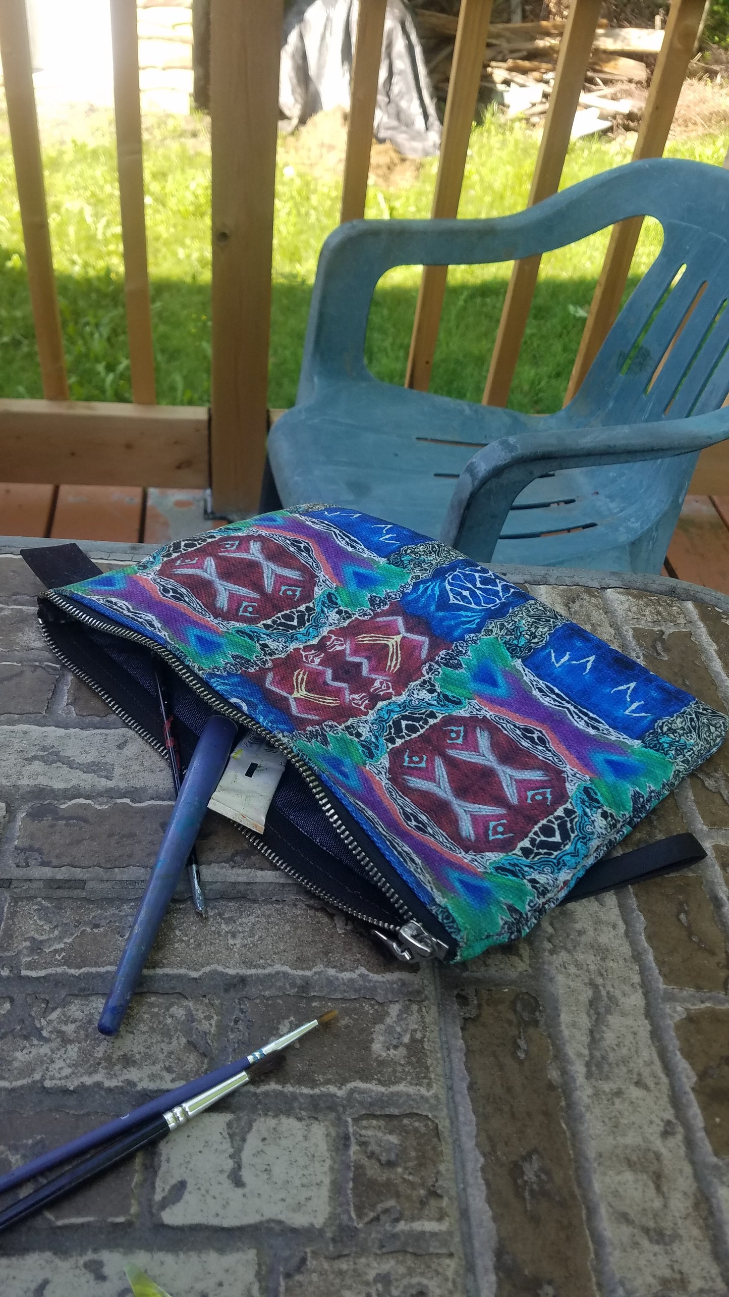 Trousse de maquillage avec fermeture aux couleurs électros inversées