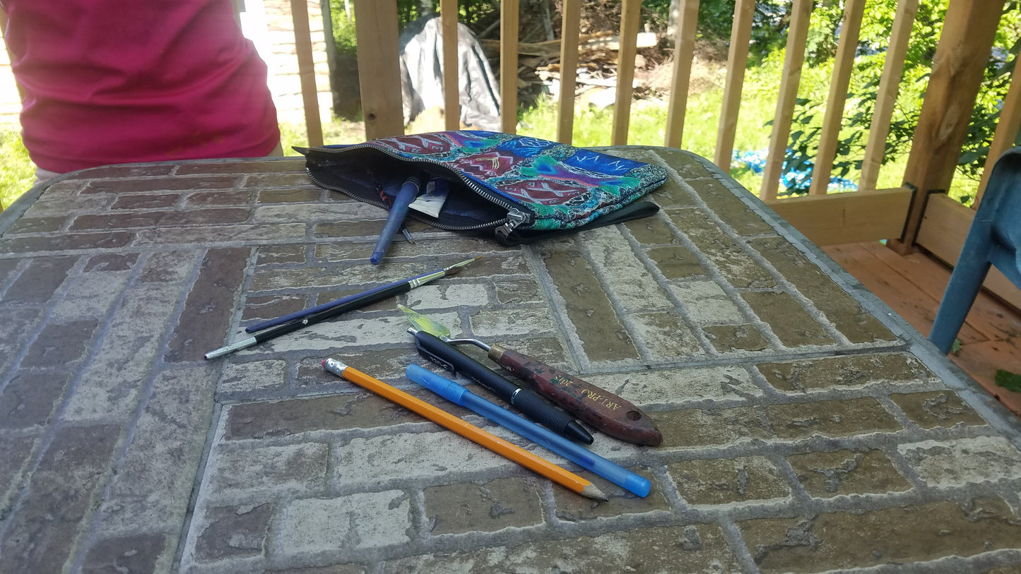 Trousse de maquillage avec fermeture aux couleurs électros inversées