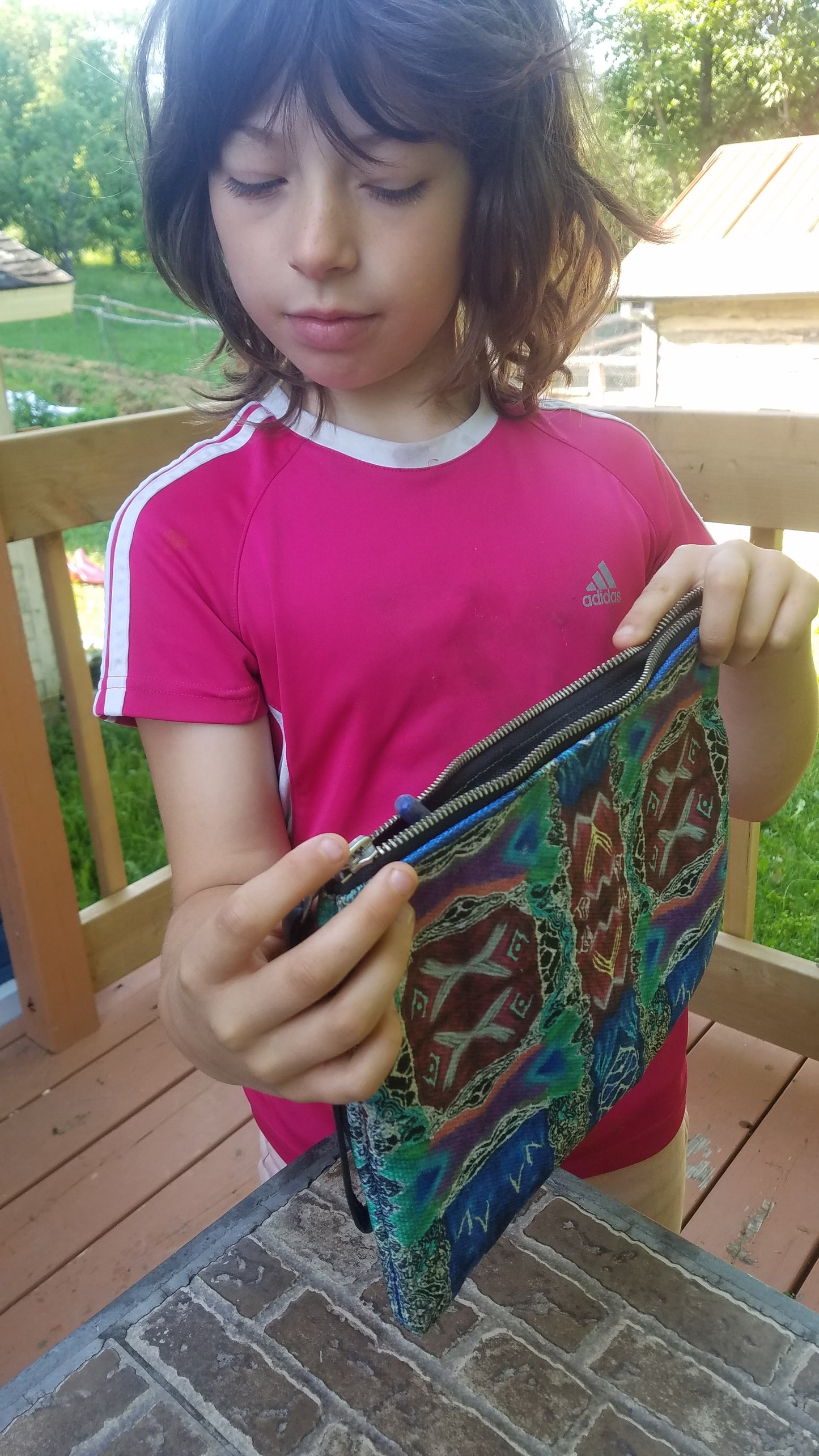 Trousse de maquillage avec fermeture aux couleurs électros inversées
