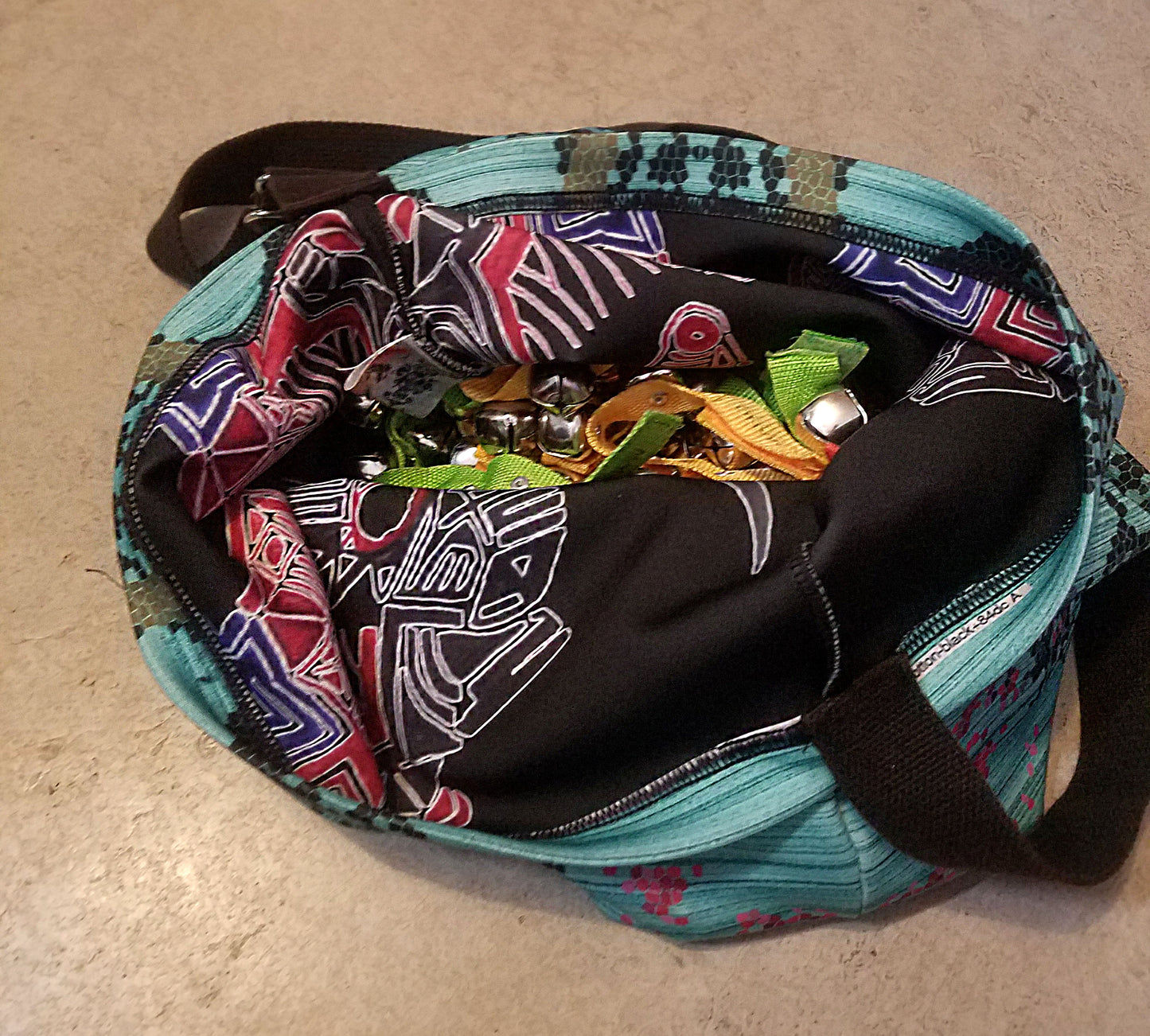 Sac coloré en bandoulière bleu aux couleurs assumées