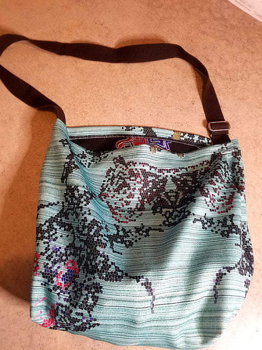 Sac coloré en bandoulière bleu aux couleurs assumées